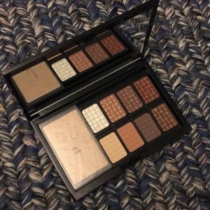 Doucce x FabFitFun magnetic eyeshadow palette nude